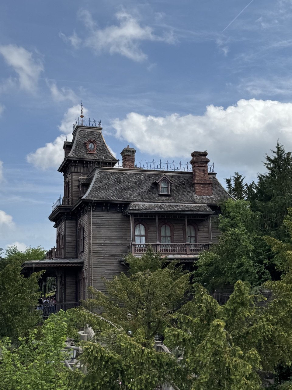 Phantom Manor — Oficiais