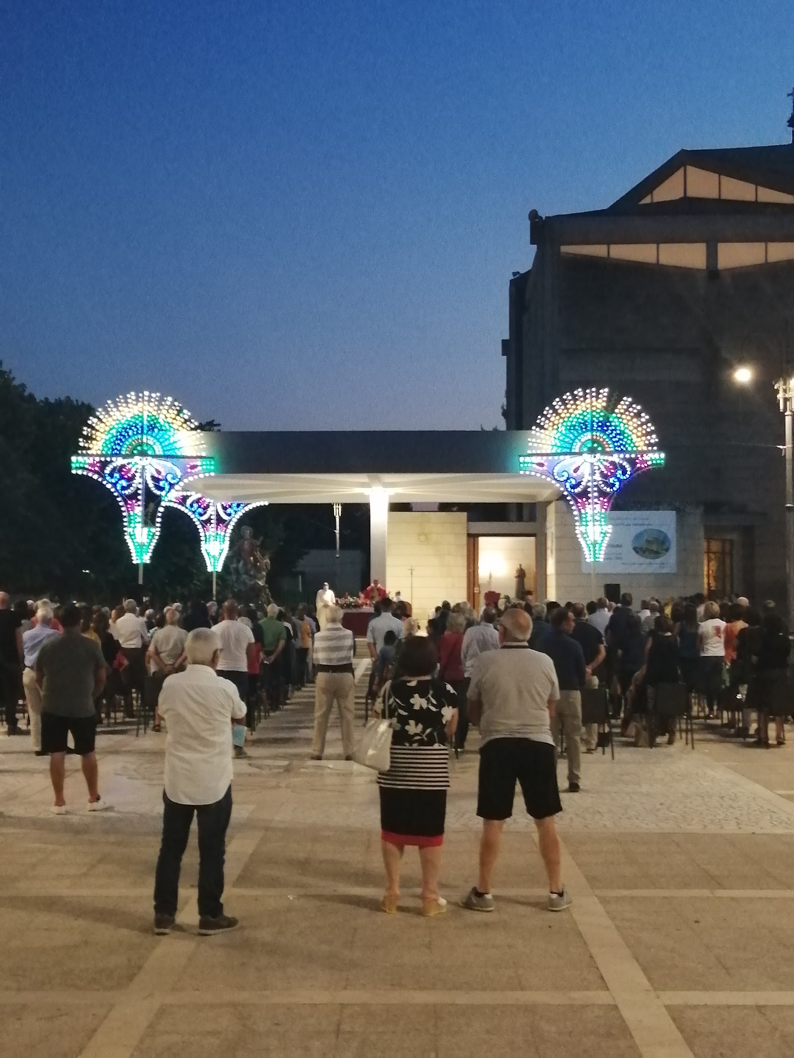 Piazza del Popolo di Lizzanello — Oficiais