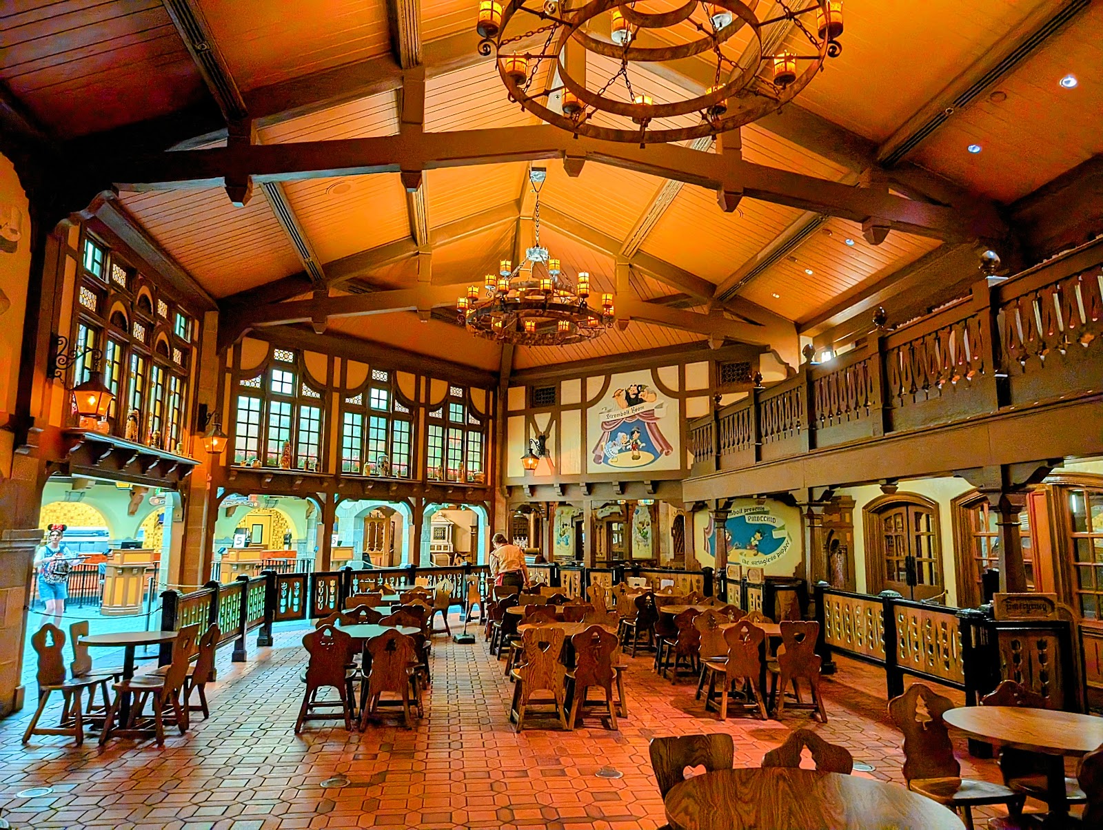 Pinocchio Village Haus — Oficiais