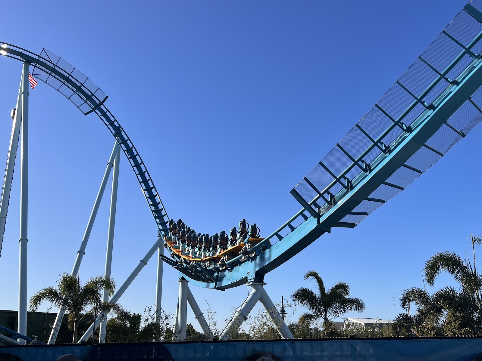 Pipeline: The Surf Coaster — Oficiais