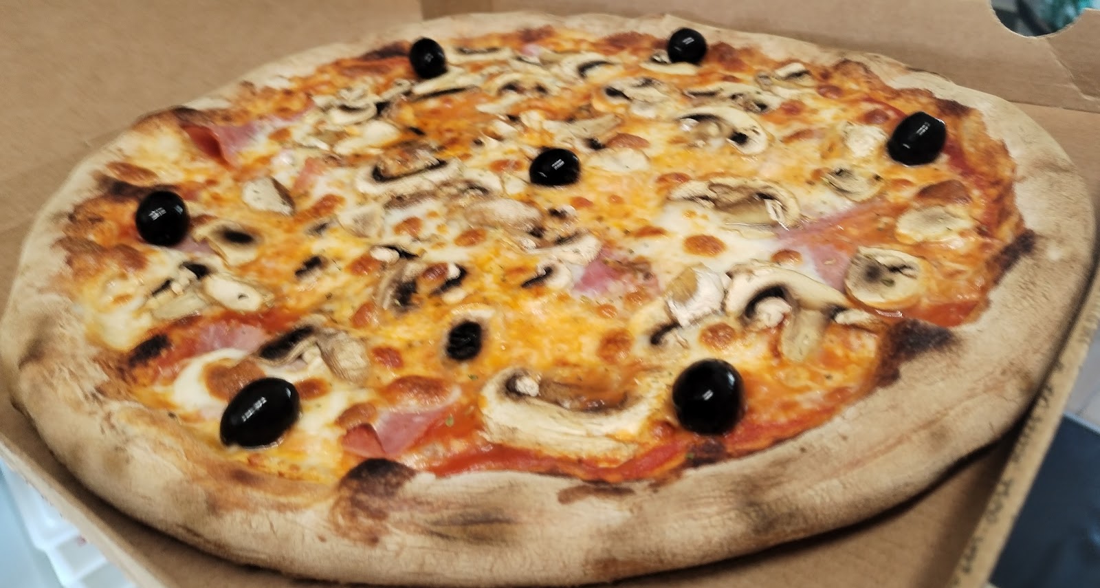 Pizzeria della Casa — Oficiais