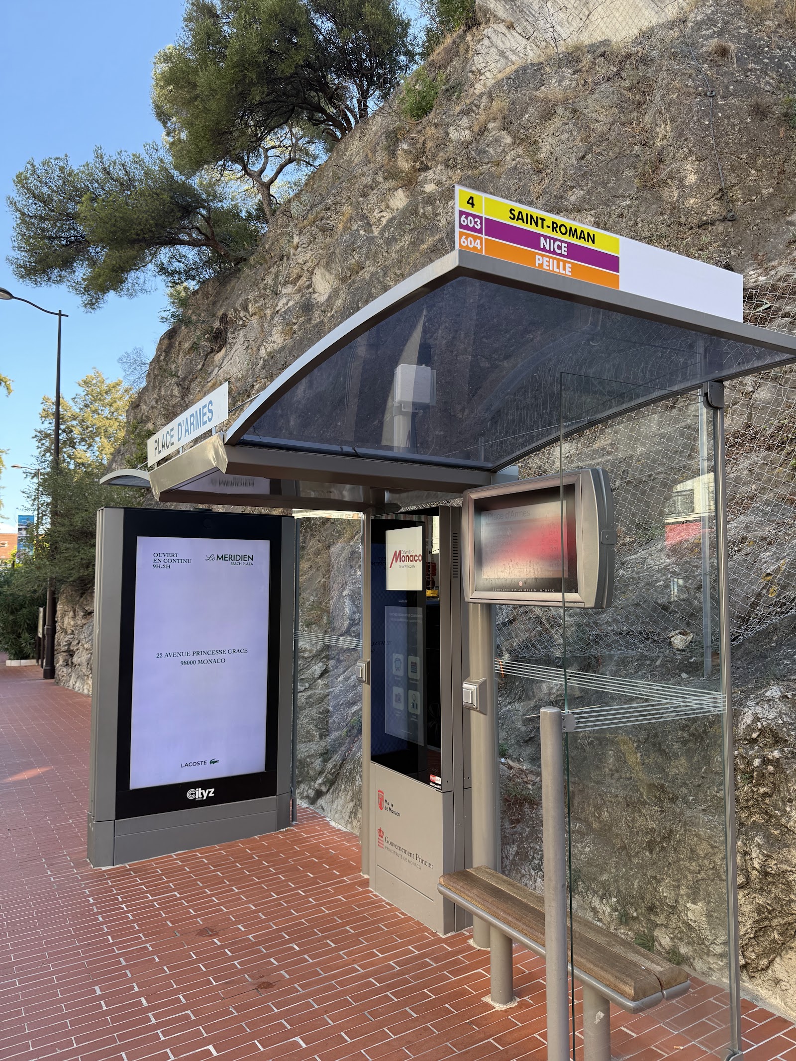 Place d'Armes — Oficiais