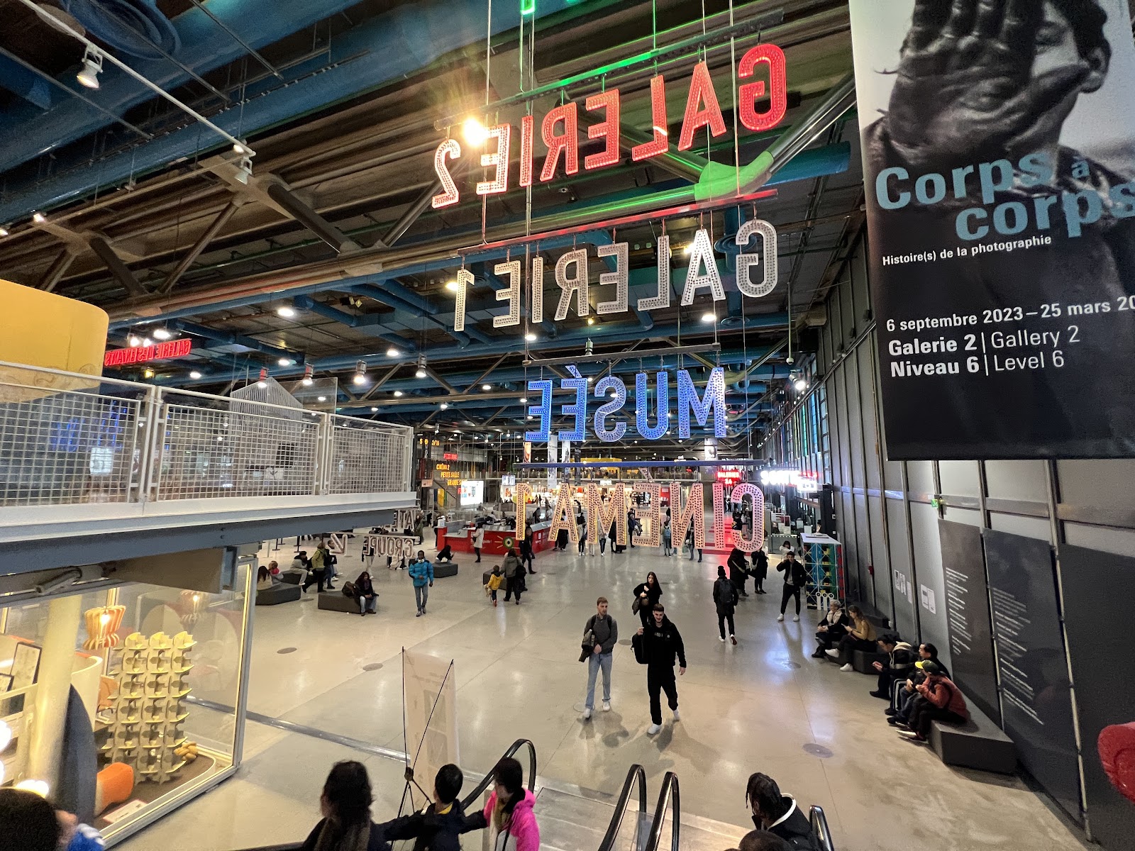 Place Georges Pompidou — Oficiais
