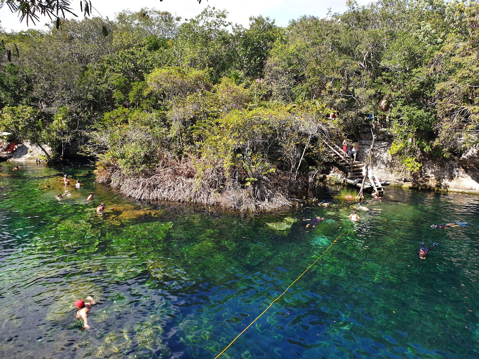 Plataformas e bordas de salto do cenote
