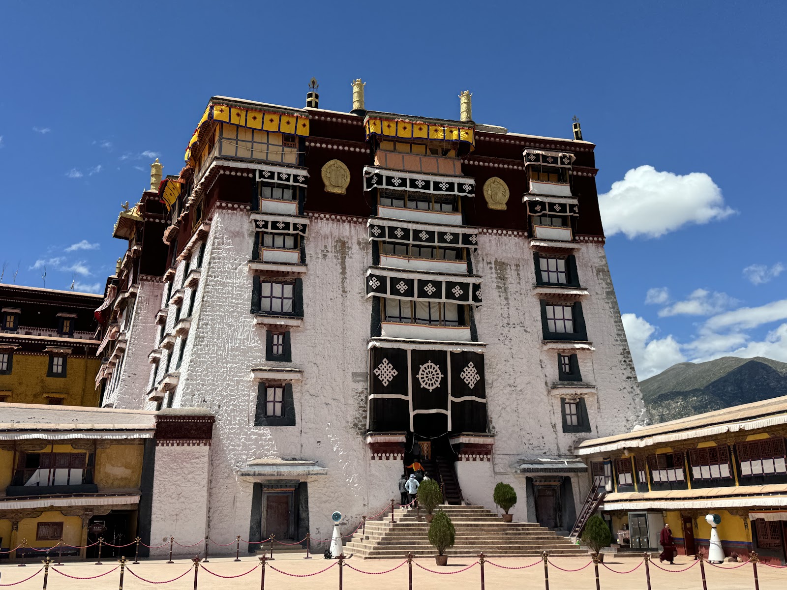 Potala Palace — Oficiais