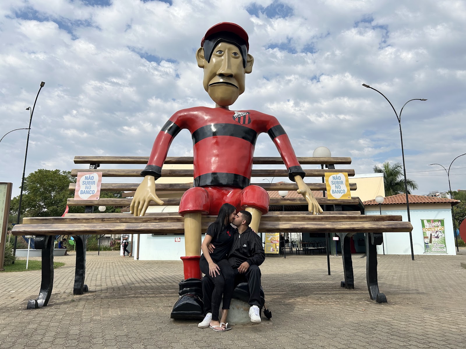 Praça dos Exageros — Oficiais
