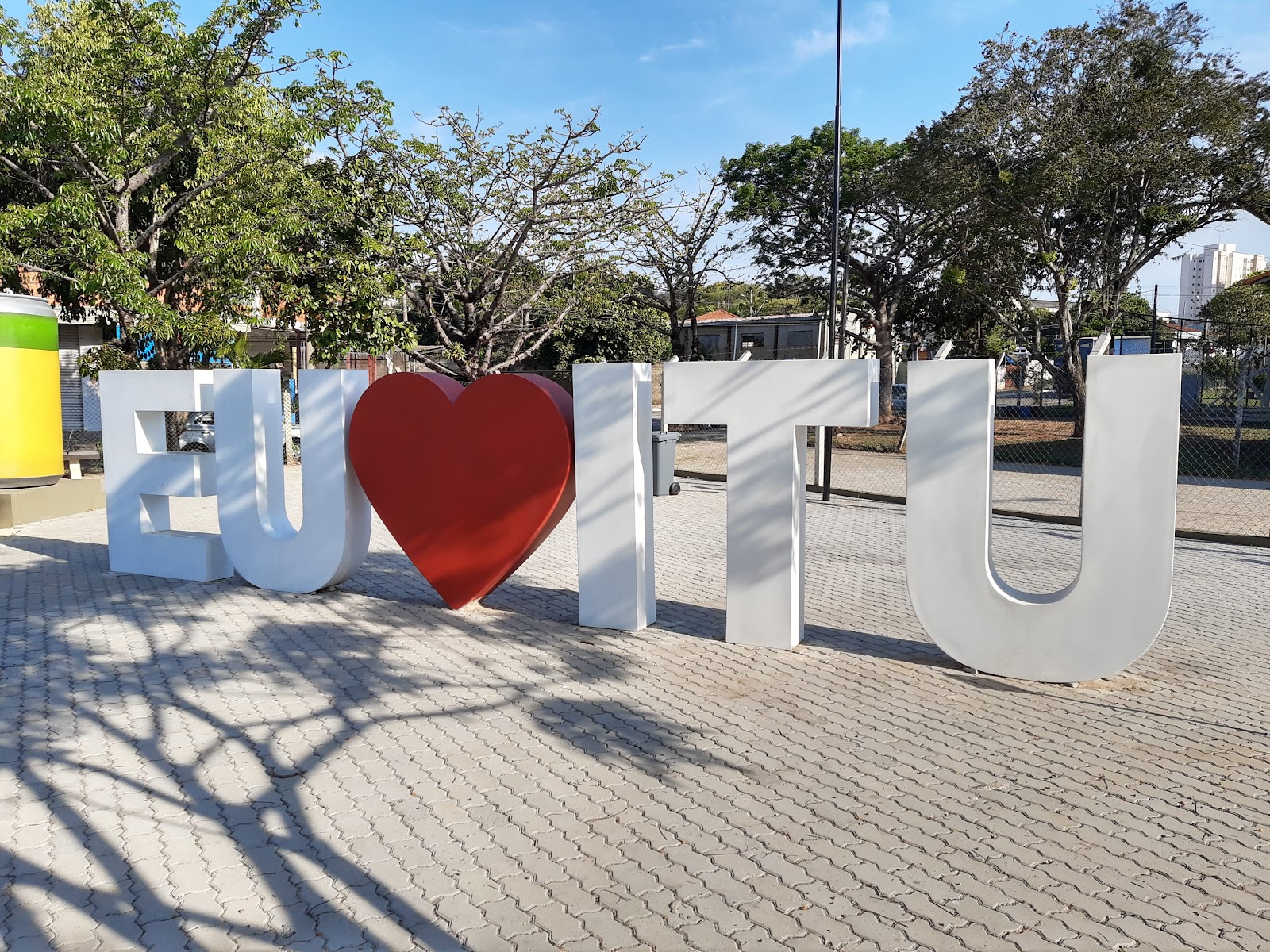 Praça dos Exageros — Oficiais