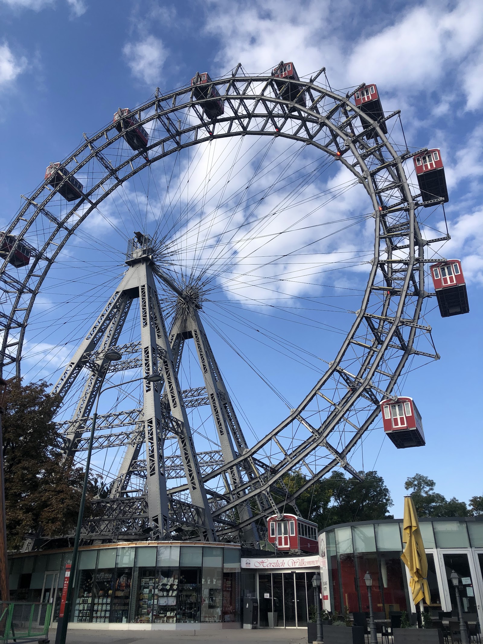 Praterturm — Oficiais