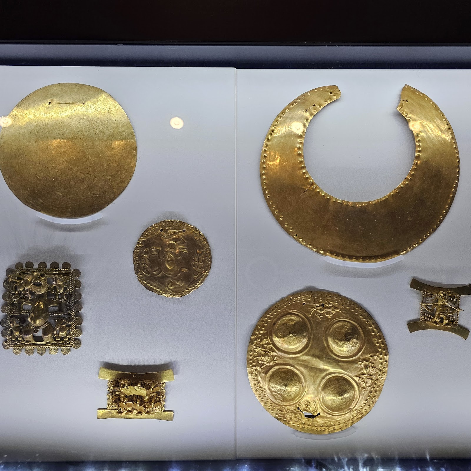 Pre-Columbian Gold Museum — Oficiais