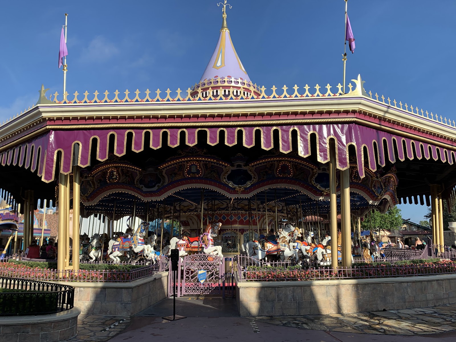 Prince Charming Regal Carrousel — Oficiais