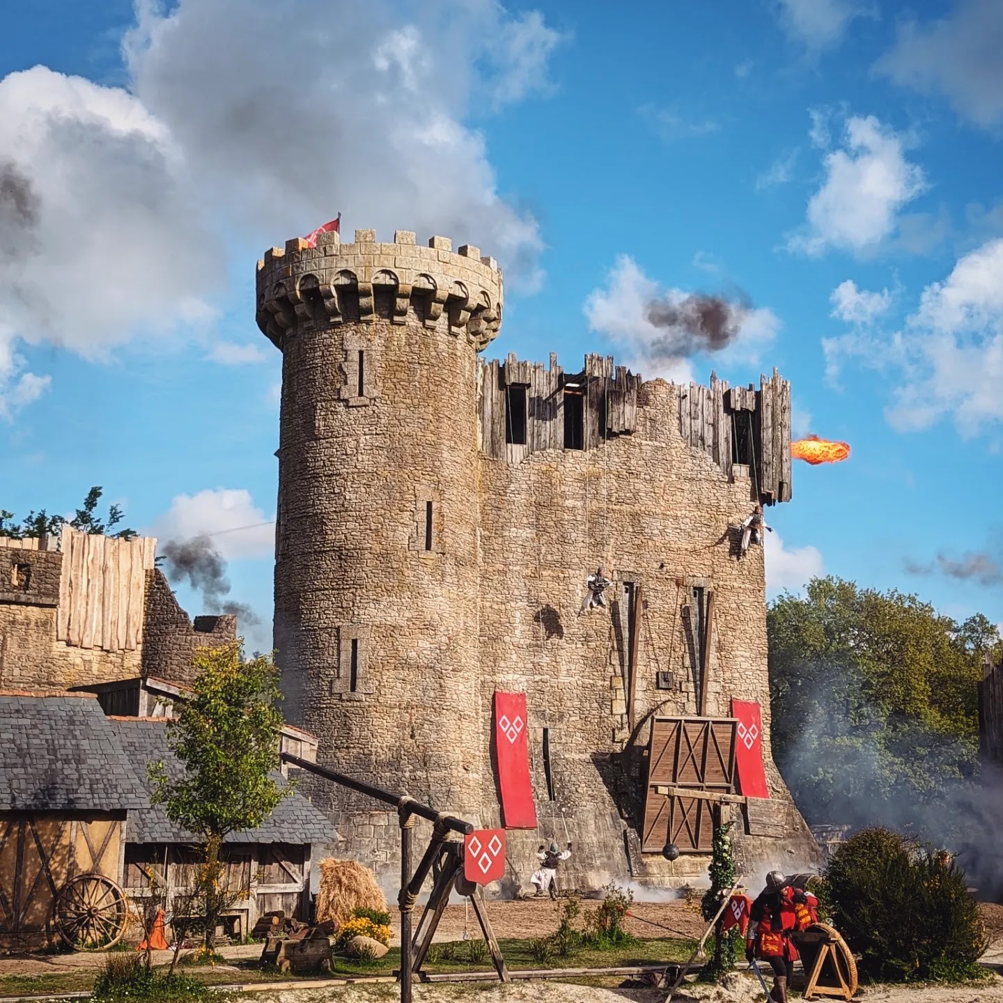 Puy du Fou — Oficiais