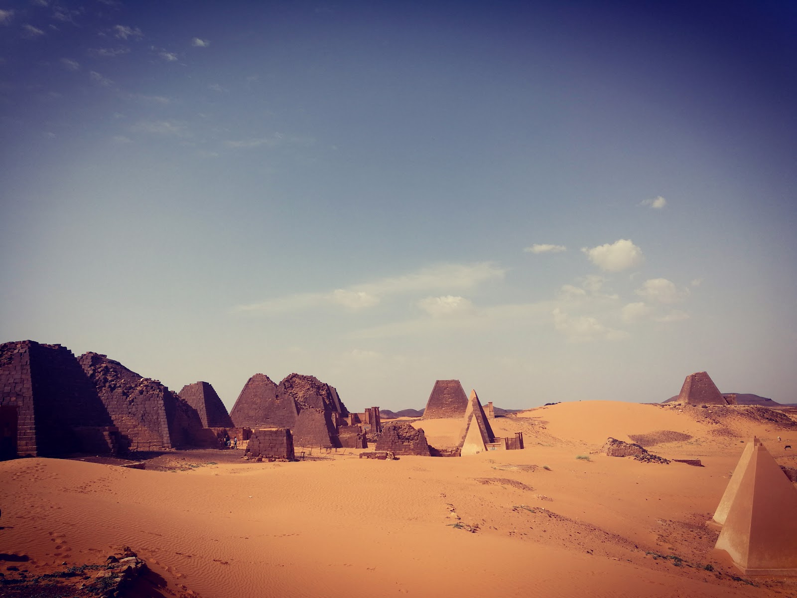 Pyramids of Meroë West — Oficiais