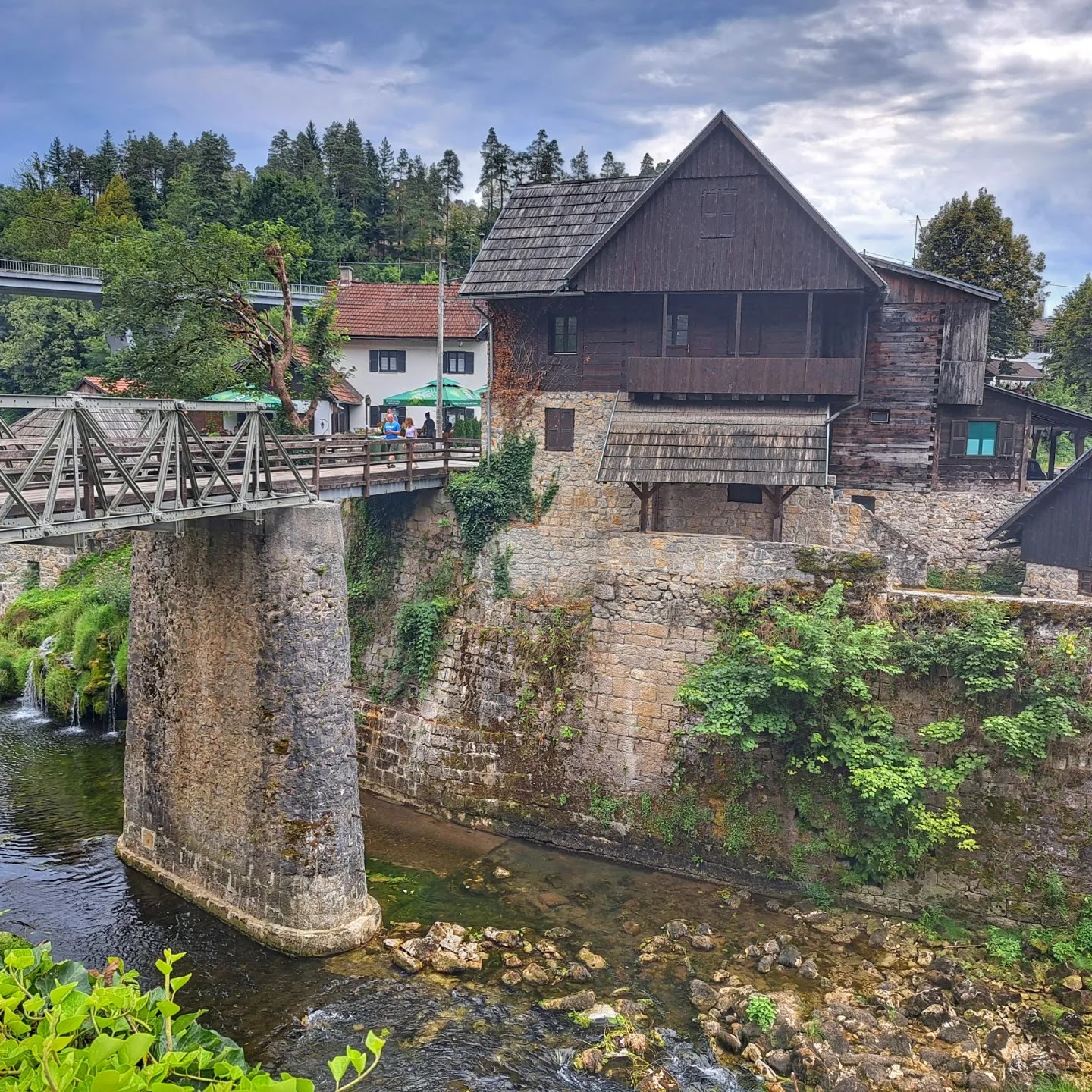 Rastoke — Oficiais