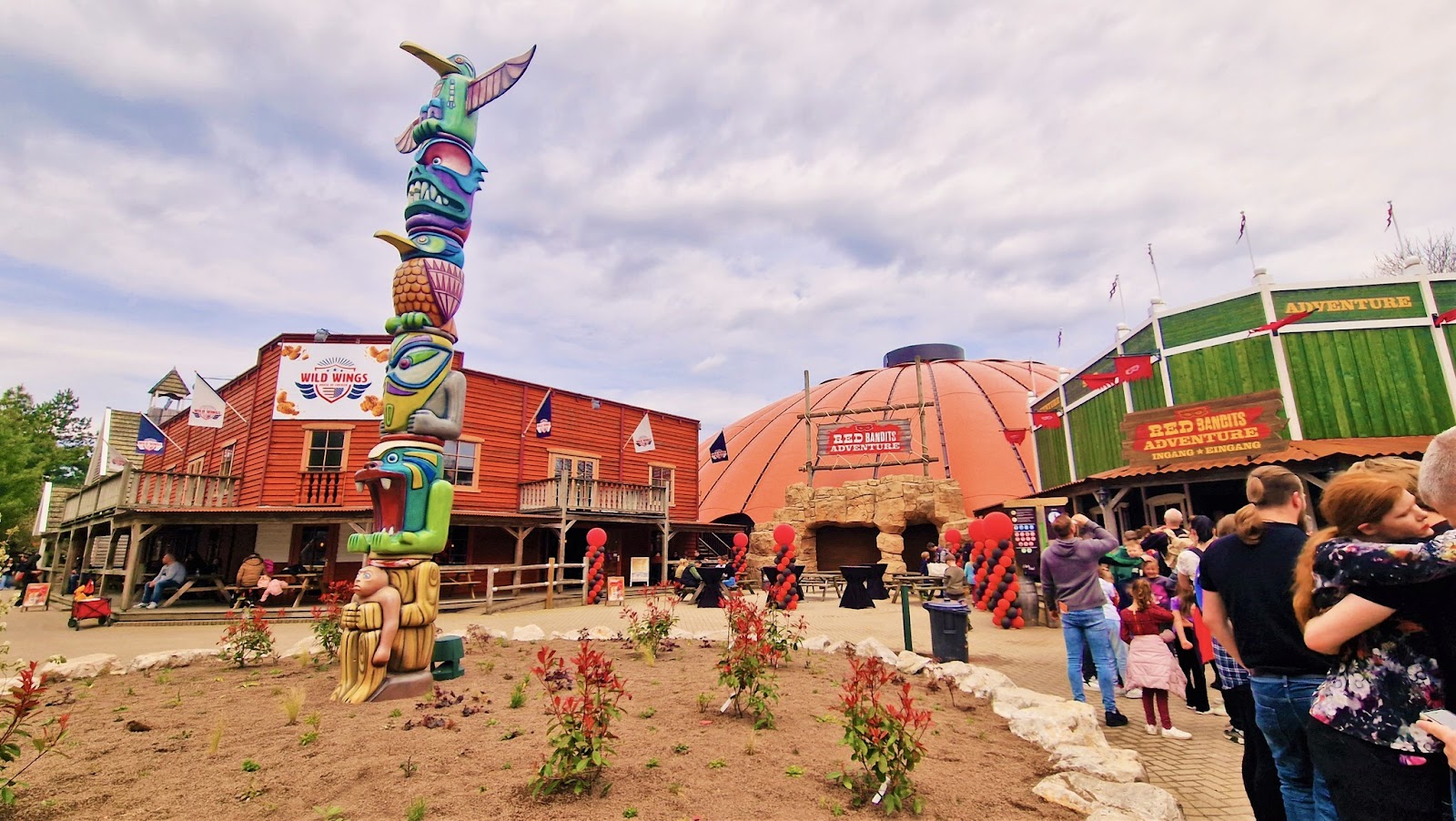Red Bandits Adventure — Oficiais