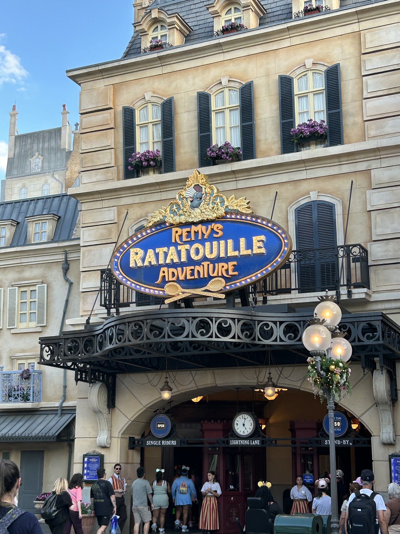 Remy's Ratatouille Adventure — Oficiais