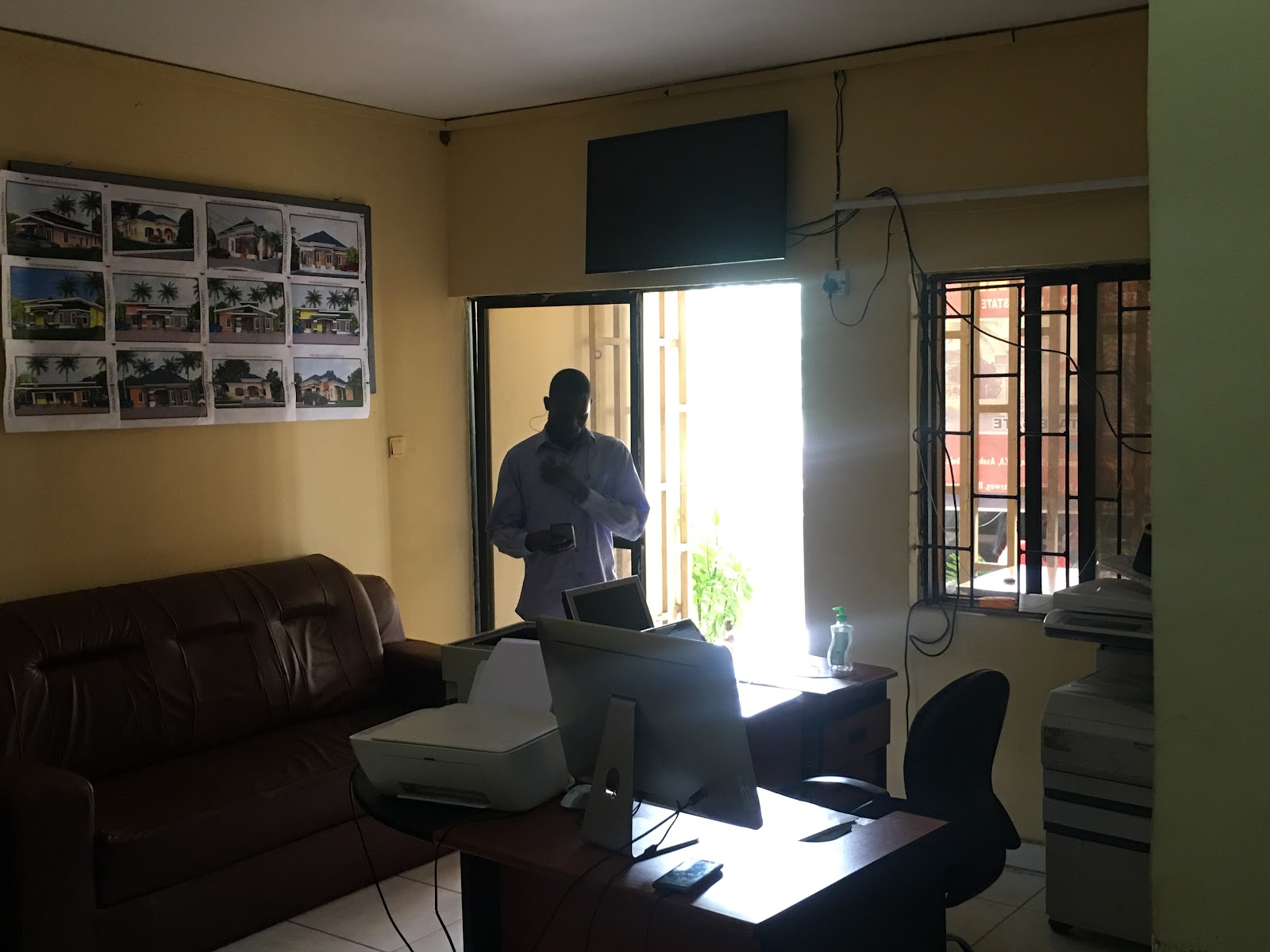 Residence du prince walino Gbehanzin — Oficiais