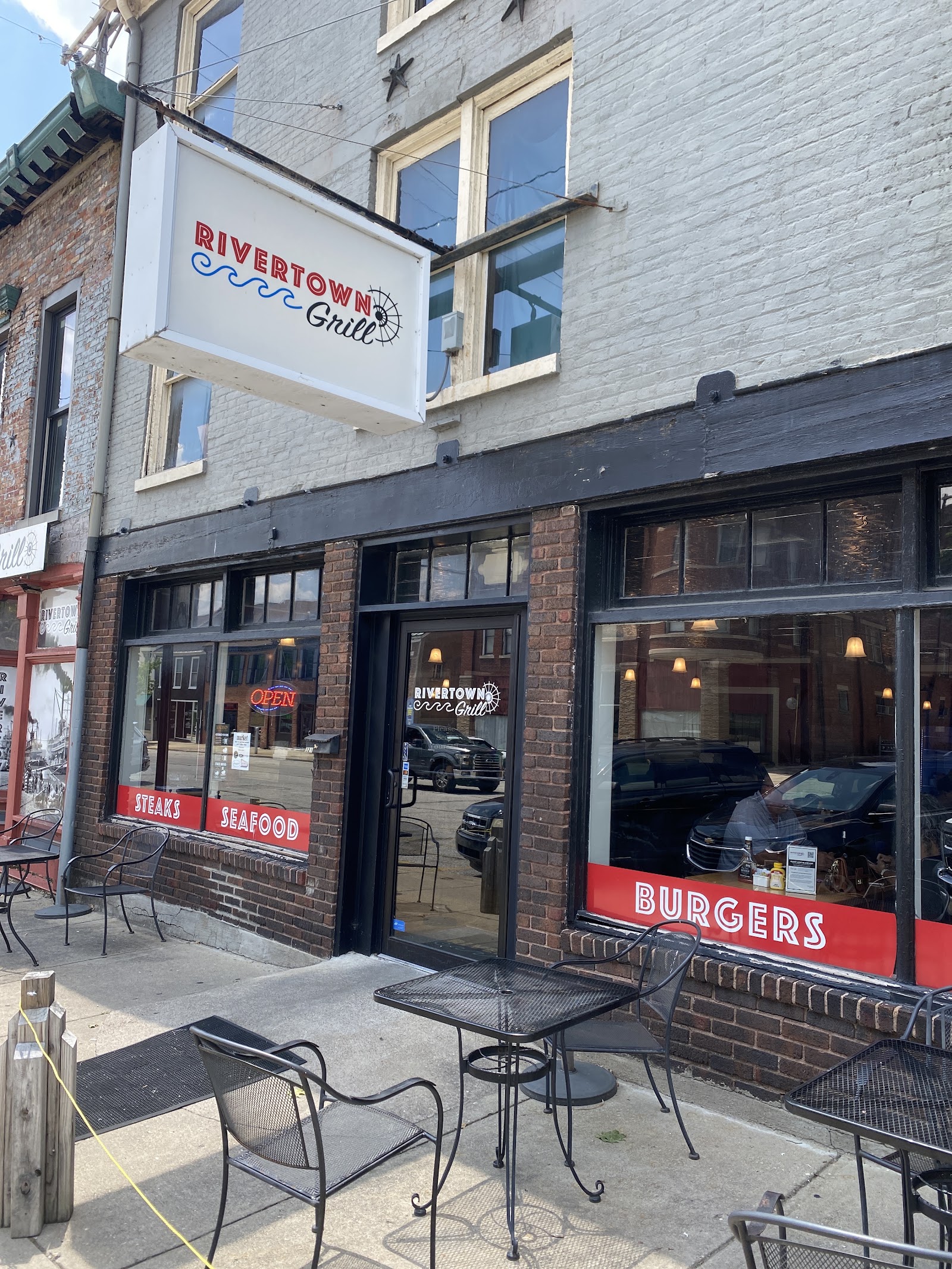 Rivertown Grill — Oficiais