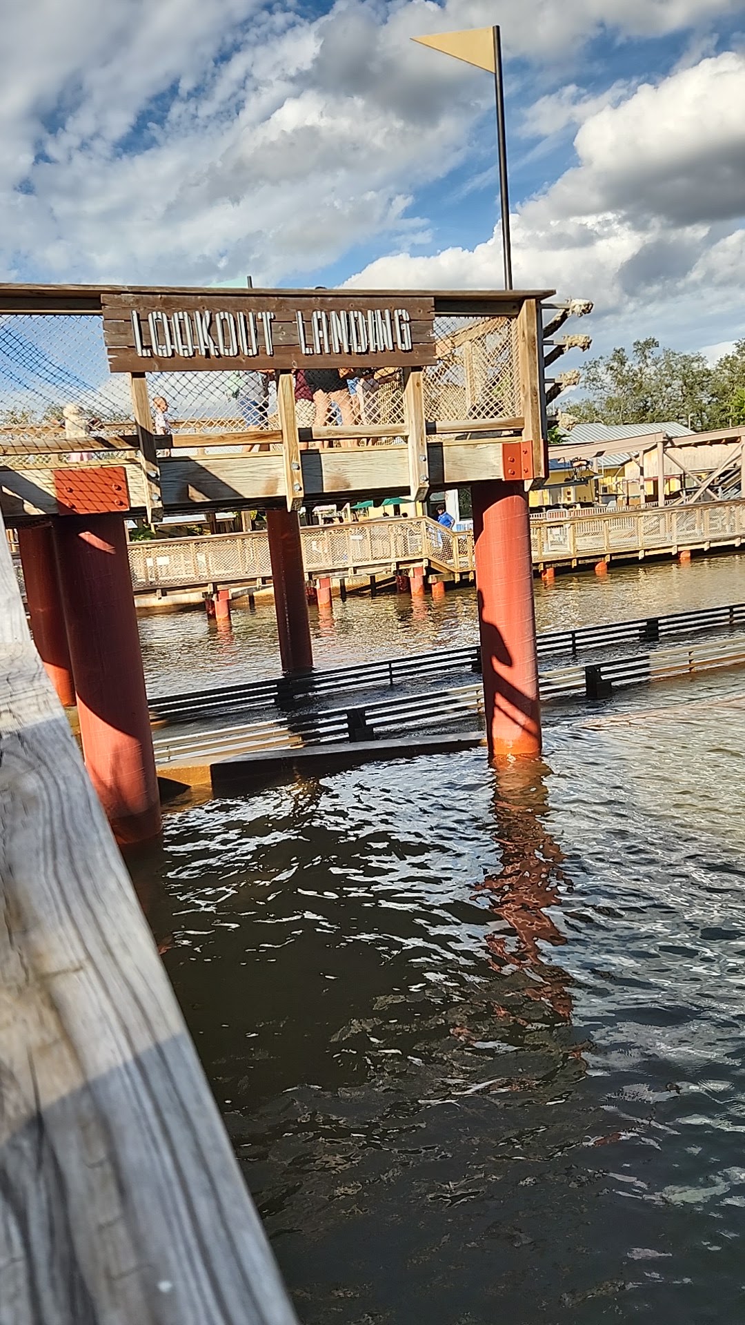 Roaring Springs — Oficiais