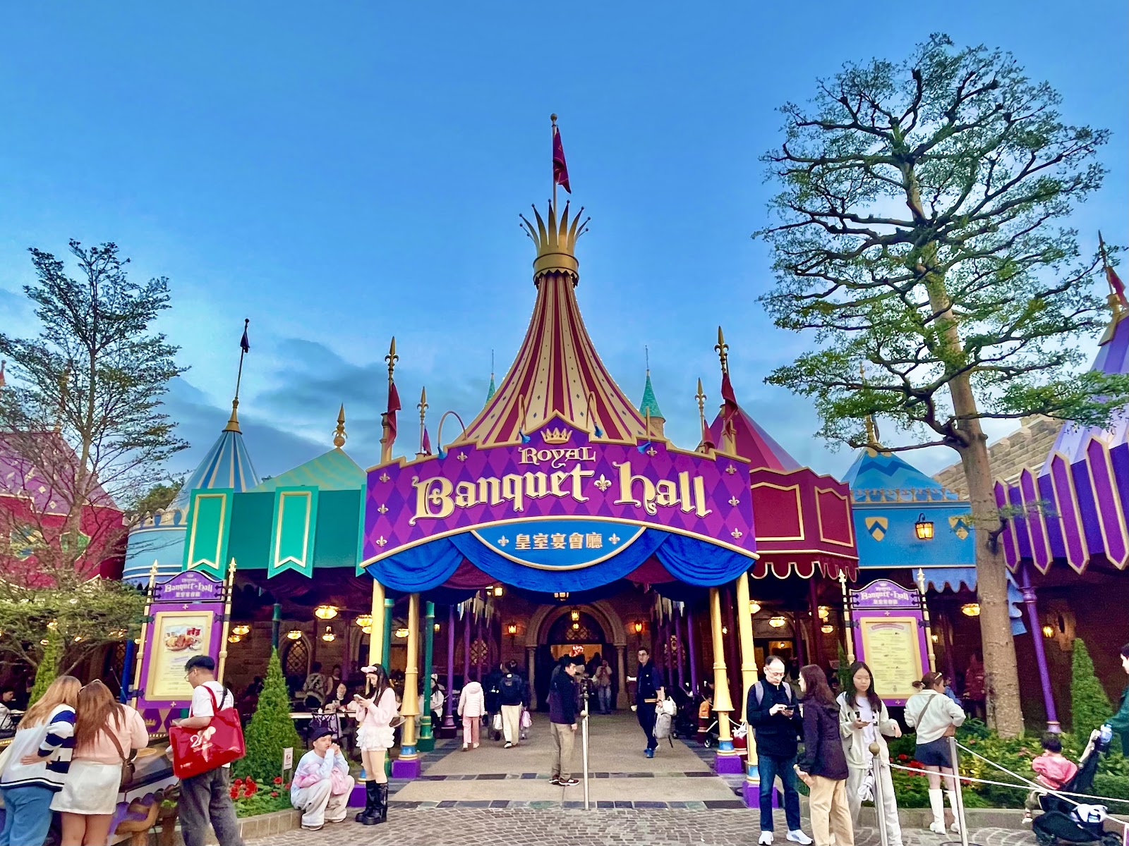 Royal Banquet Hall — Oficiais