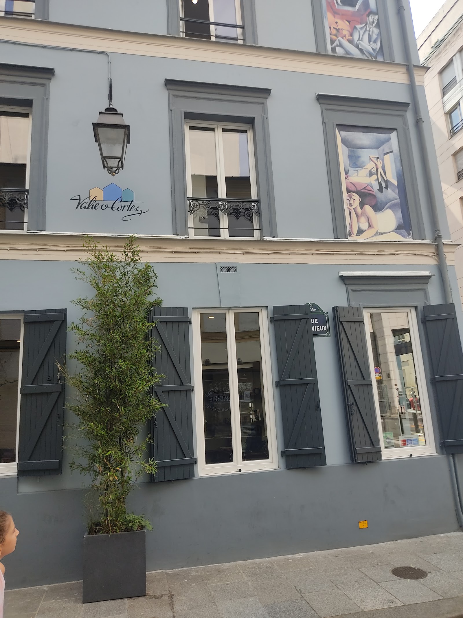 Rue Crémieux — Oficiais