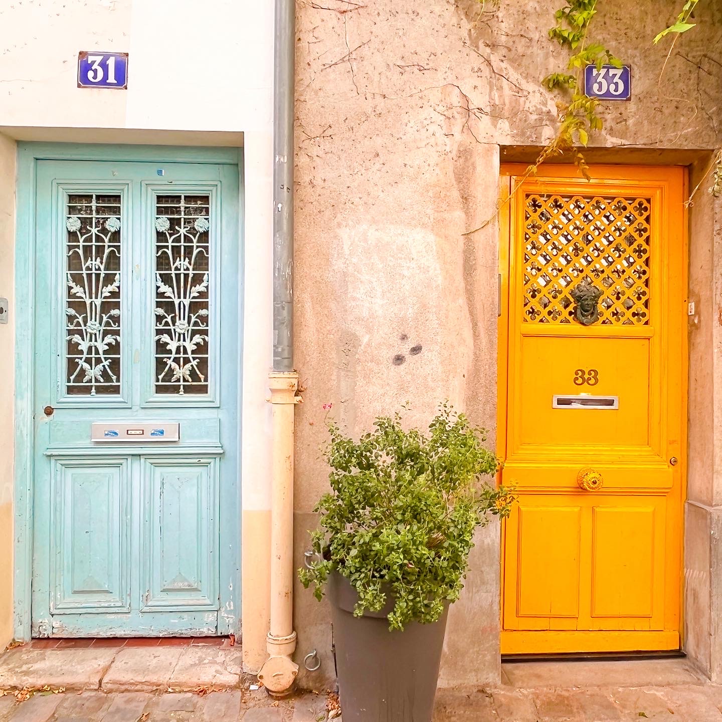rue des Thermopyles — Oficiais