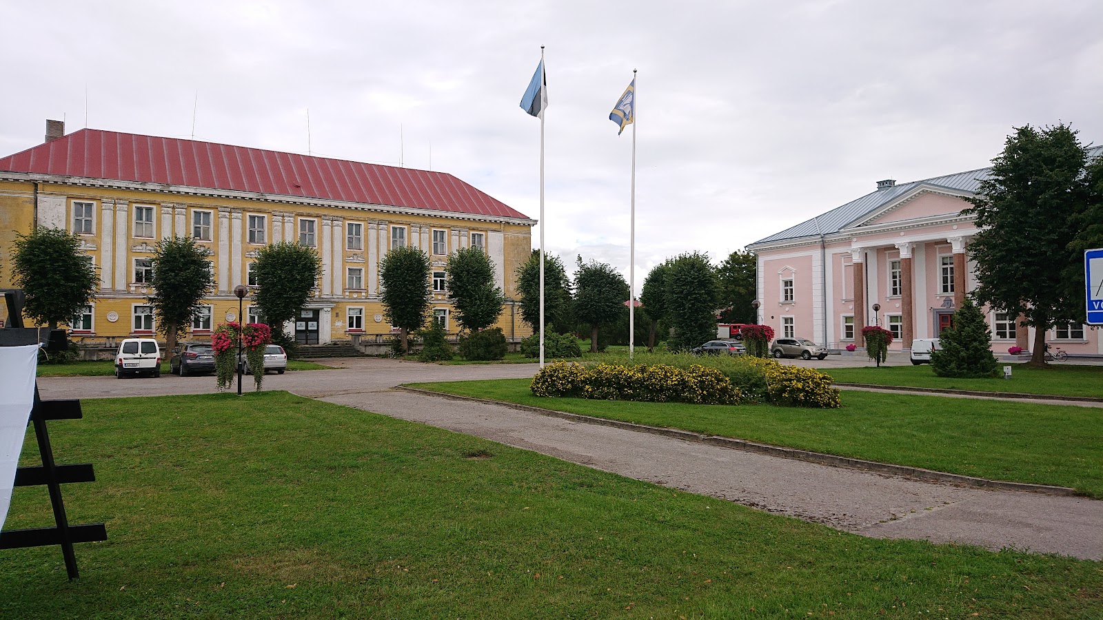 Saaremaa — Oficiais