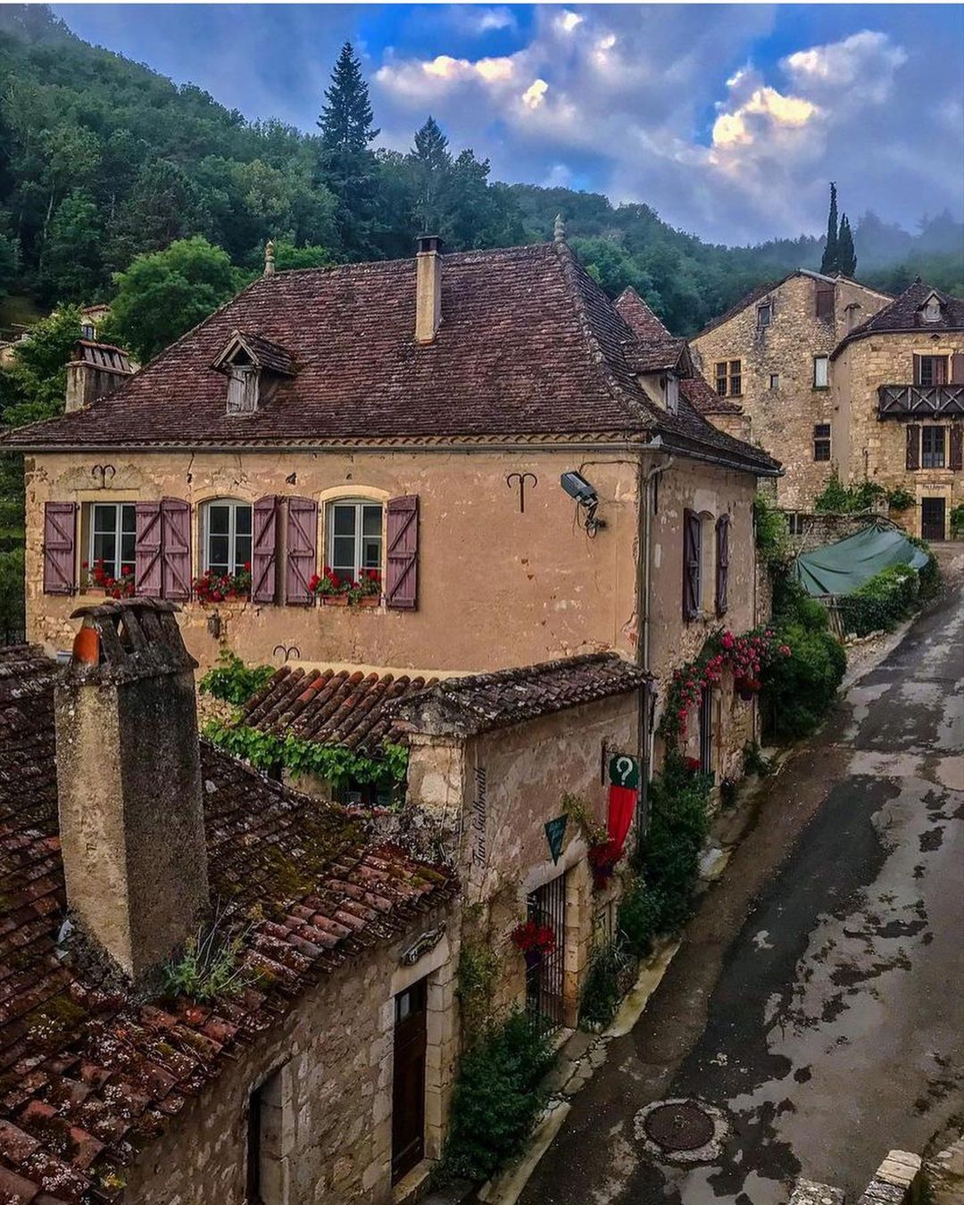 Saint-Cirq-Lapopie — Oficiais