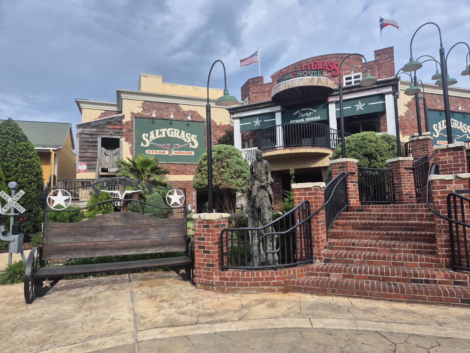 Saltgrass Steak House — Oficiais