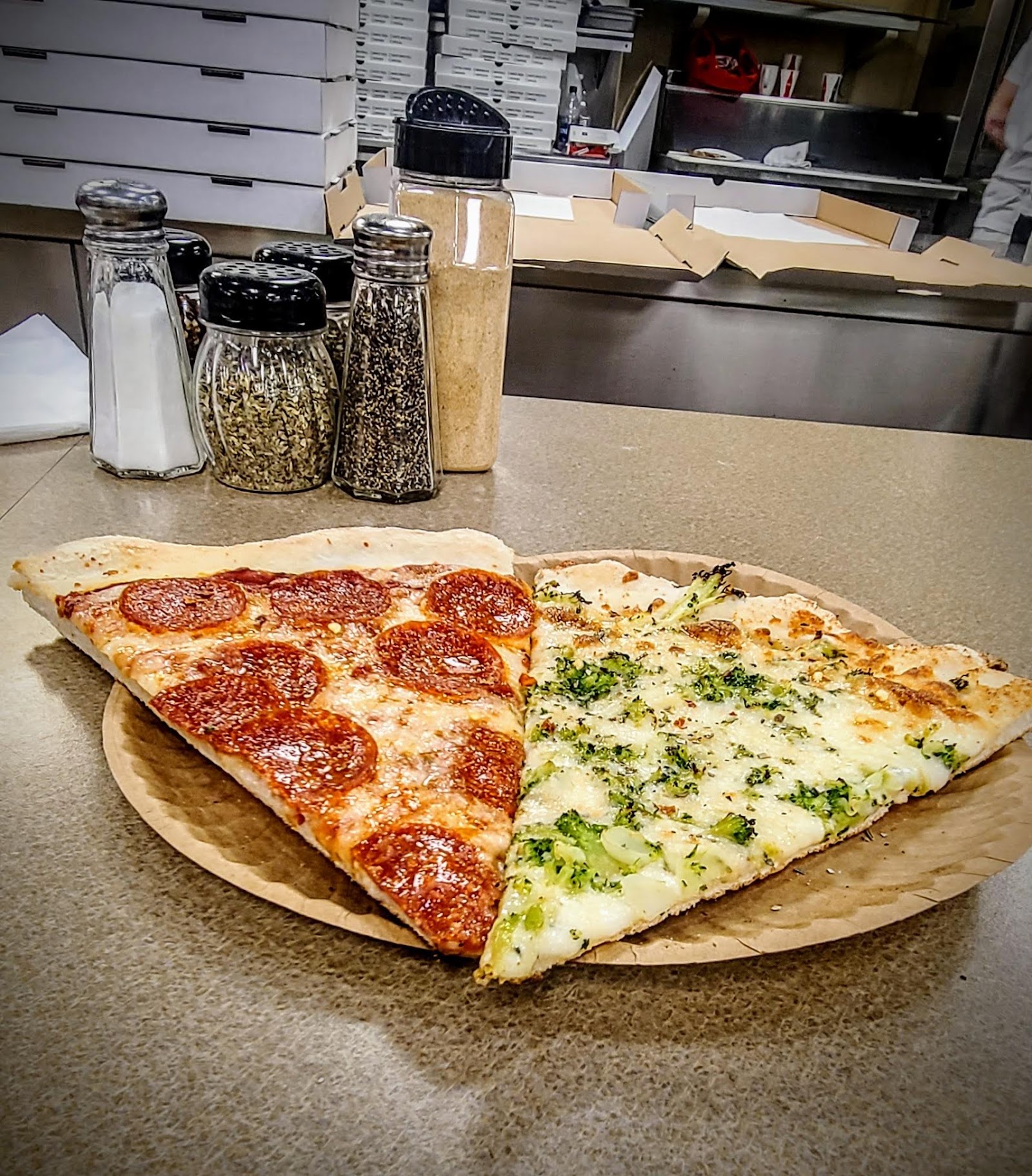 Sam's Pizza Palace — Oficiais