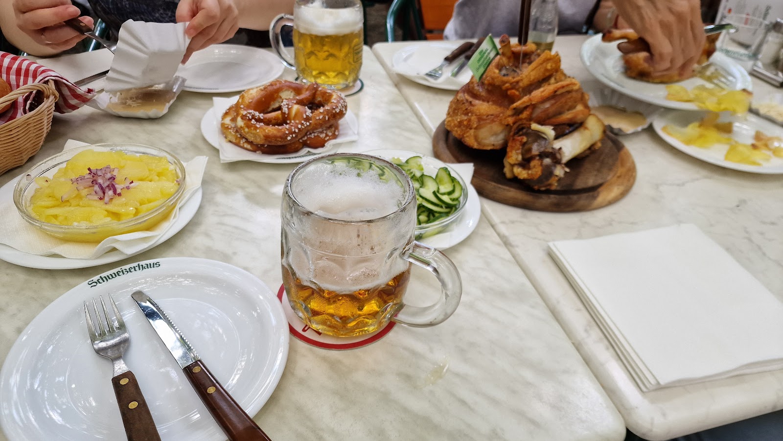 Schweizerhaus — Oficiais
