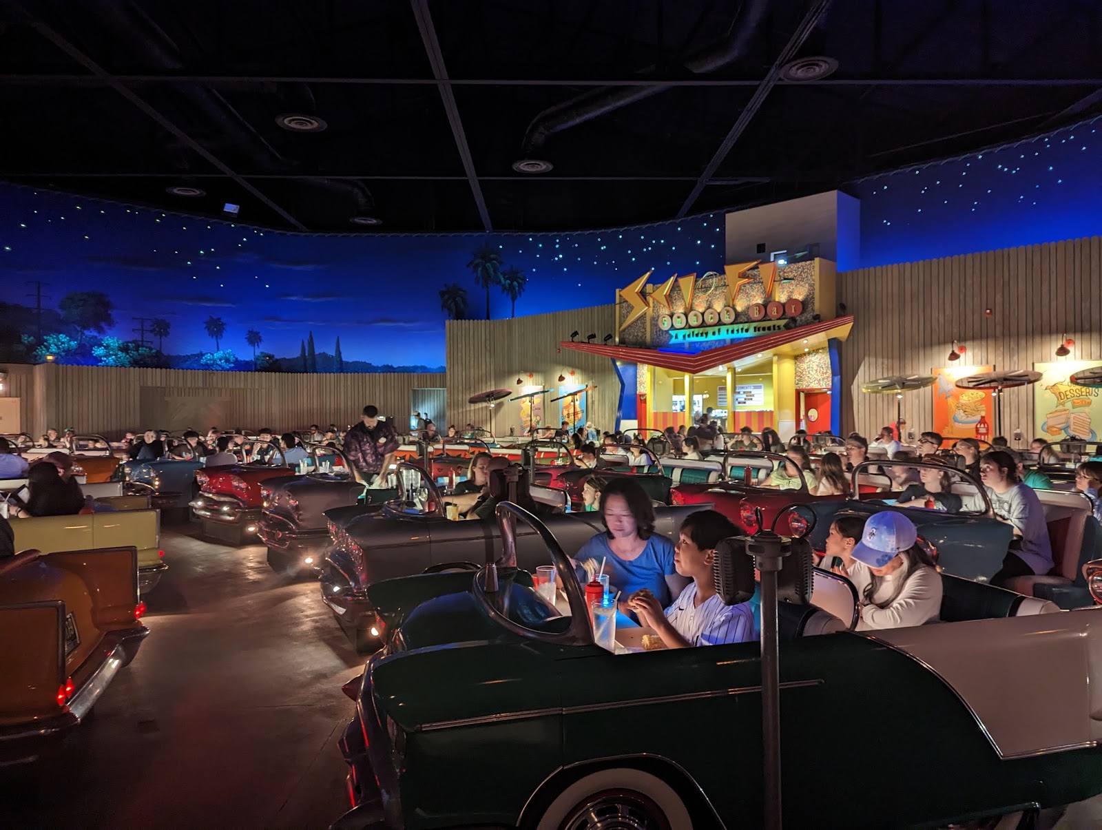 Sci-Fi Dine-In Theater Restaurant — Oficiais