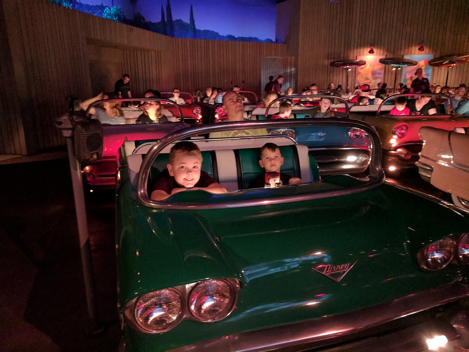 Sci-Fi Dine-In Theater Restaurant — Oficiais