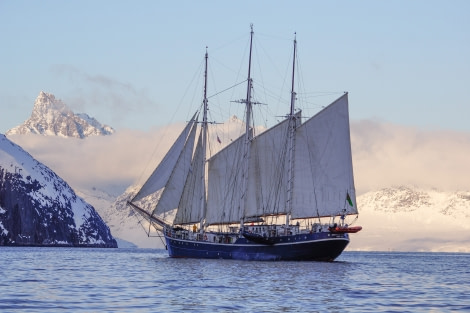 Scoresby Sund — Oficiais