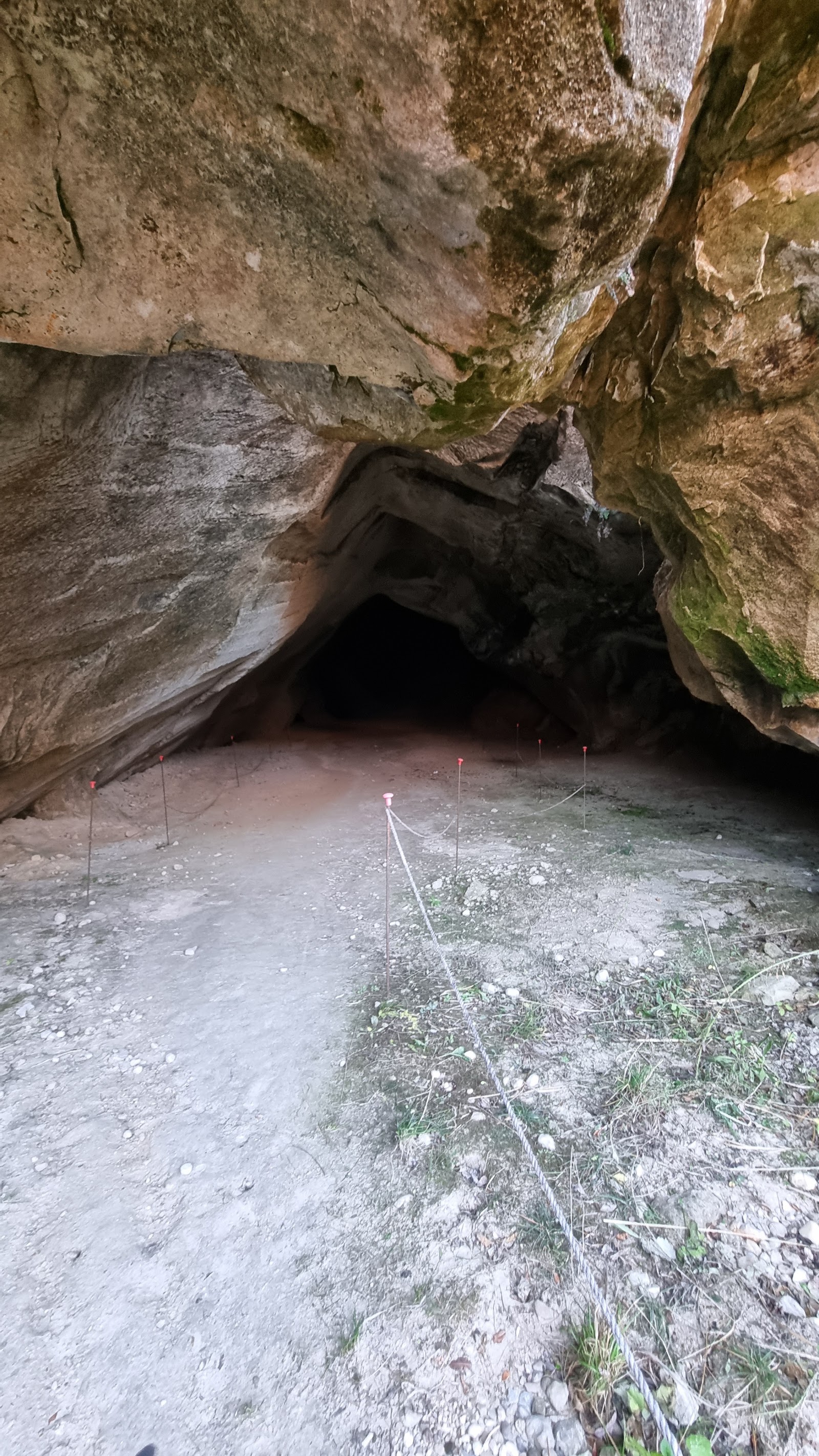 Sentiero di accesso a Grotta presso Casera Feletta