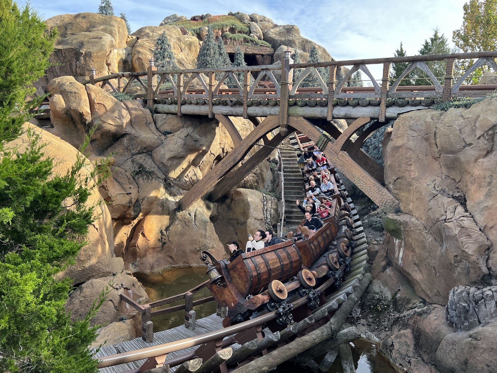 Seven Dwarfs Mine Train — Oficiais