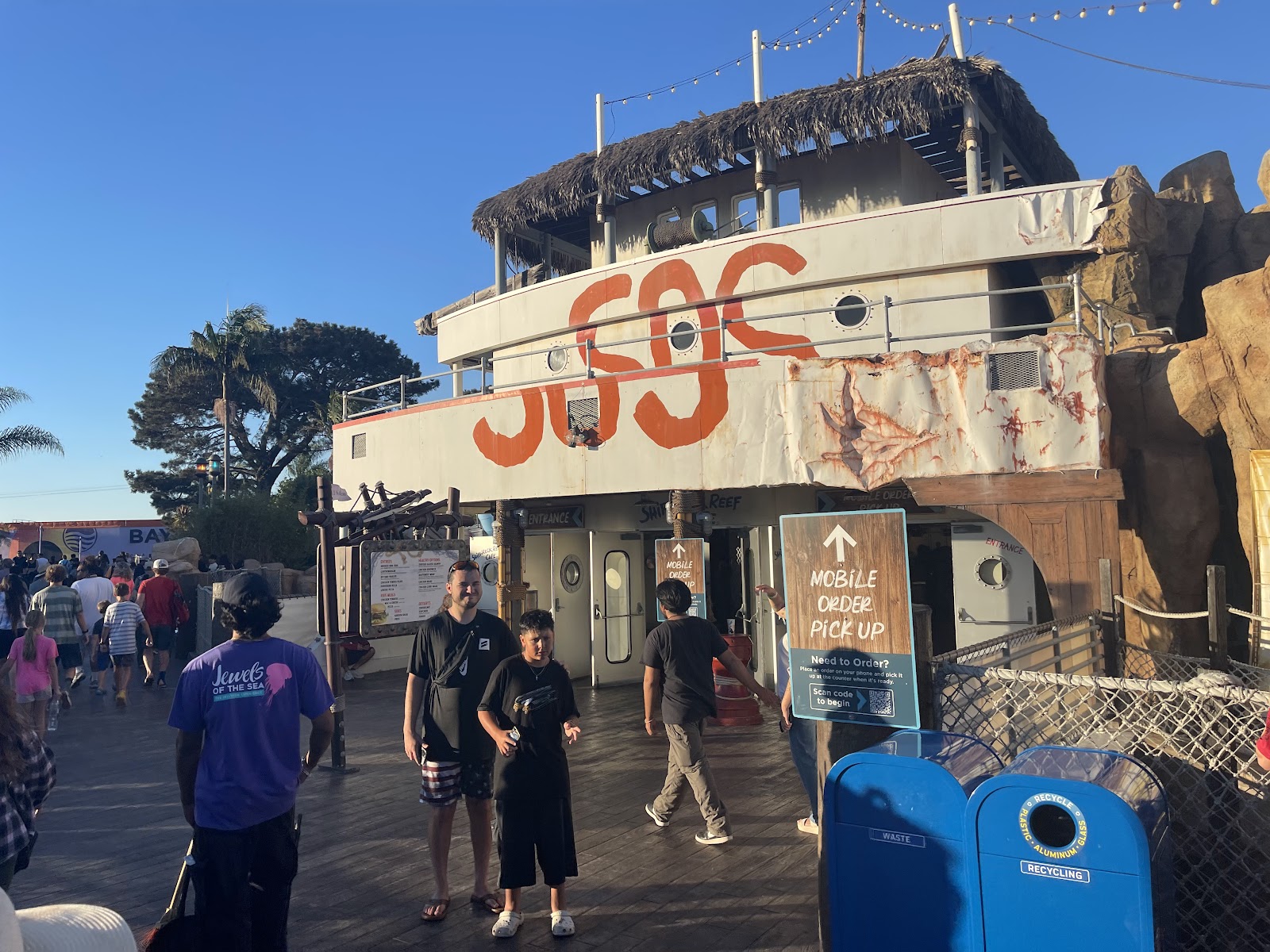 Shipwreck Reef Café — Oficiais