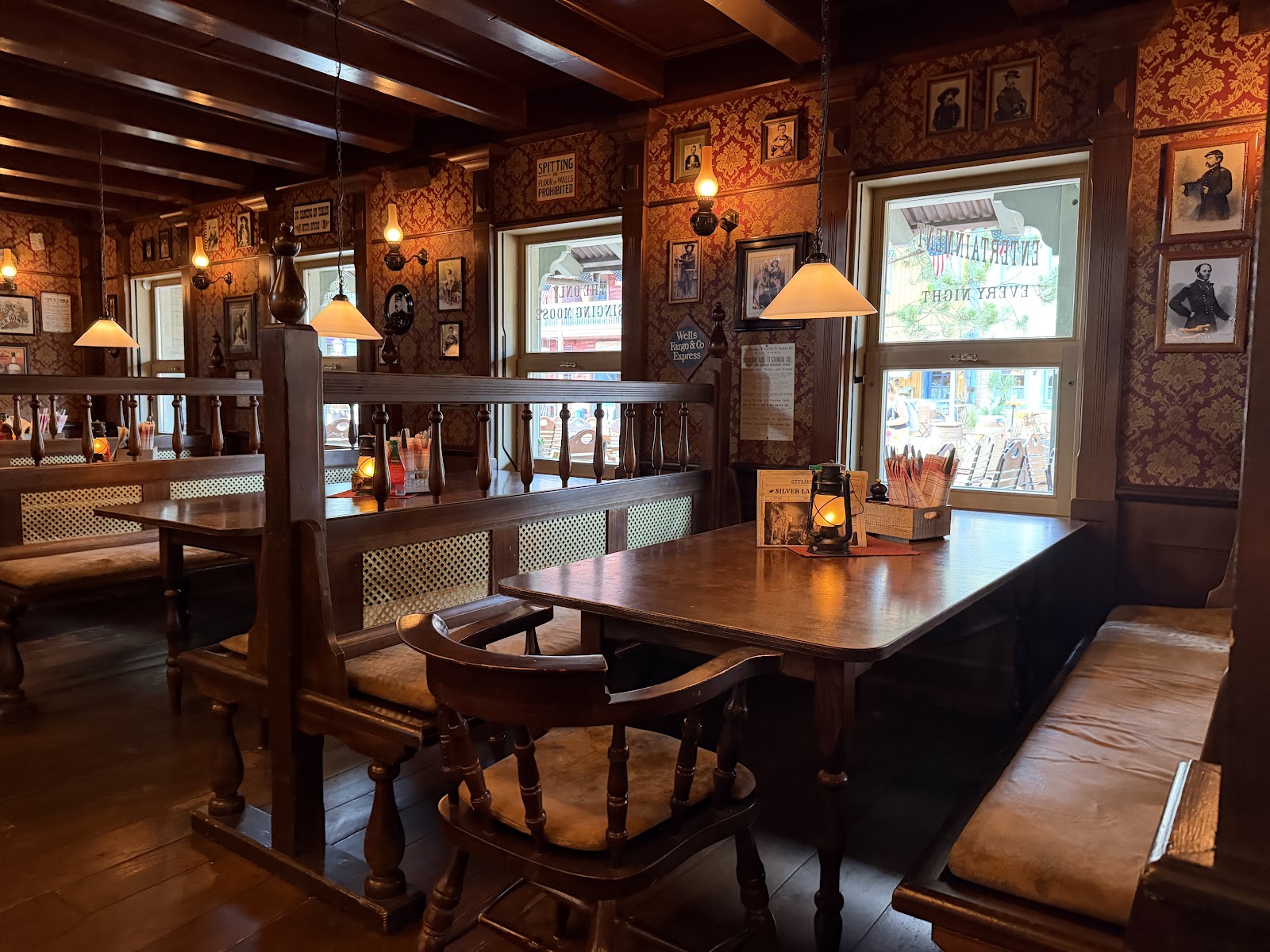 Silverlake Saloon — Oficiais