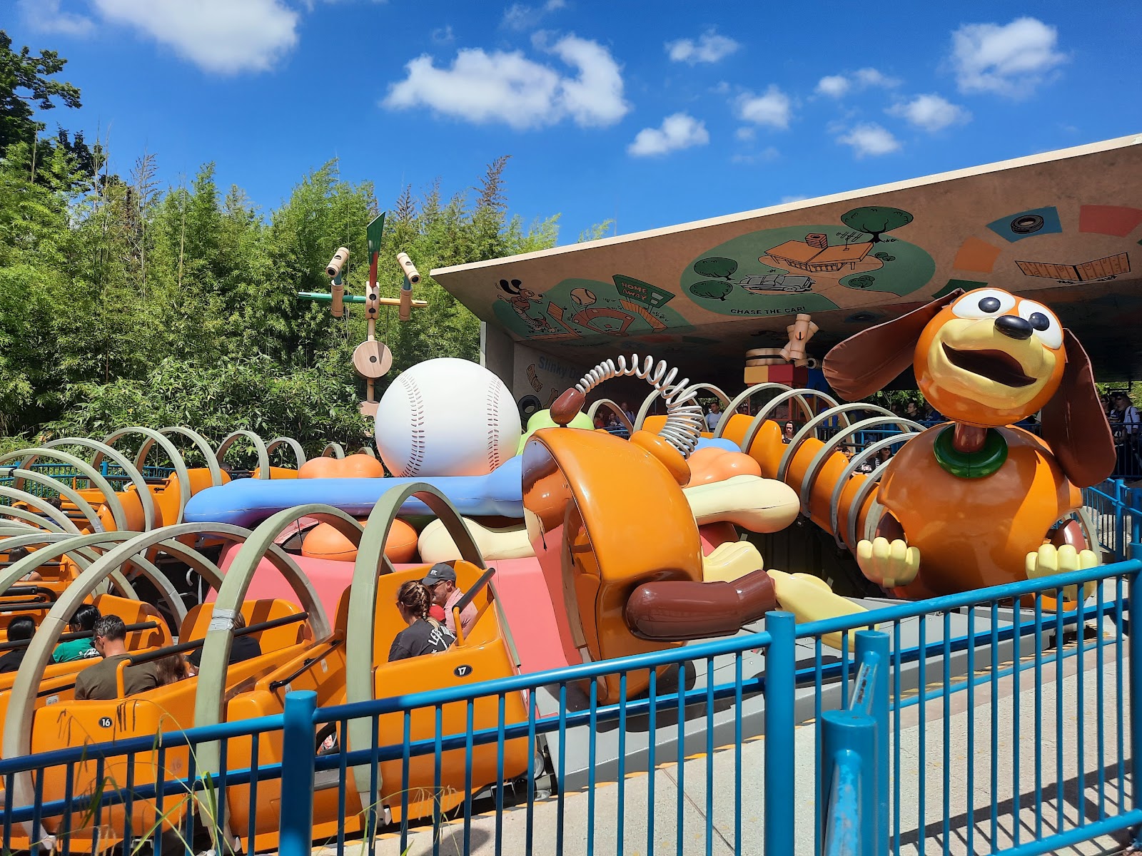 Slinky Dog Zigzag Spin — Oficiais