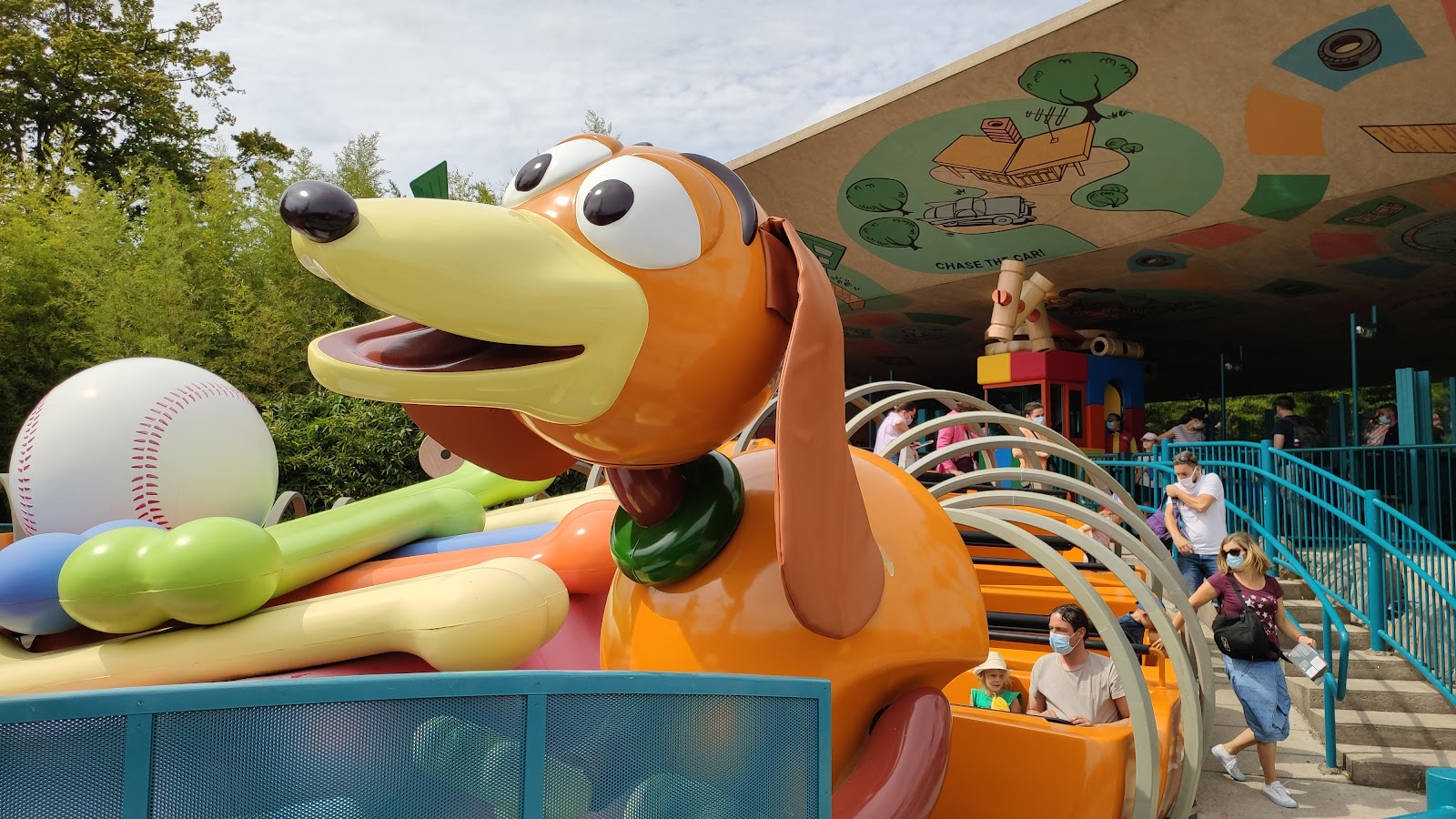 Slinky Dog Zigzag Spin — Oficiais