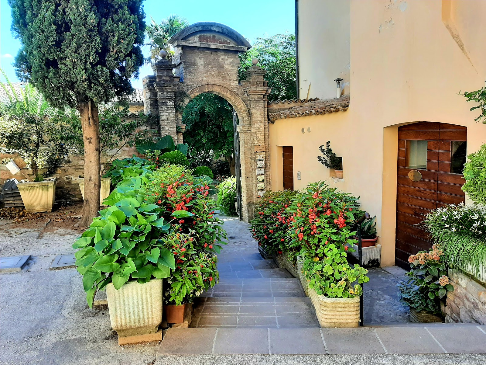 Spello — Oficiais