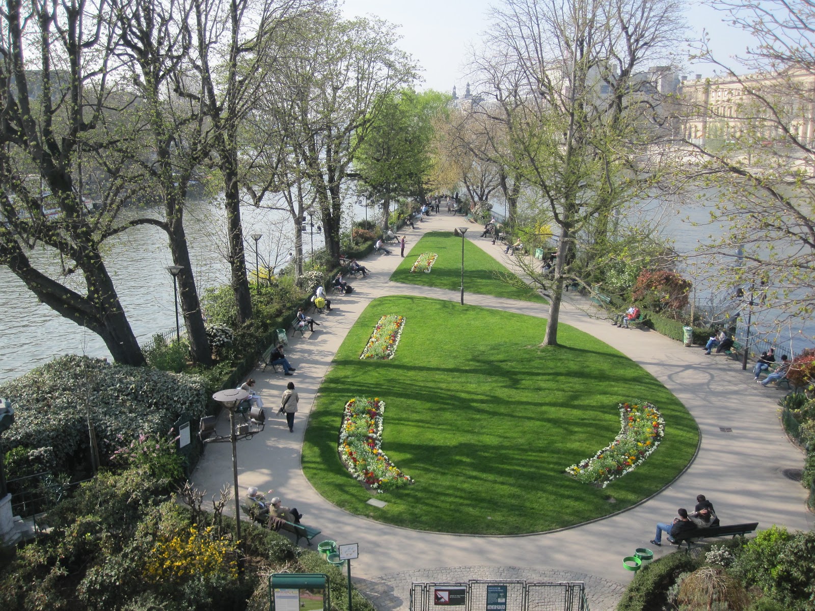 Square du Vert-Galant — Oficiais