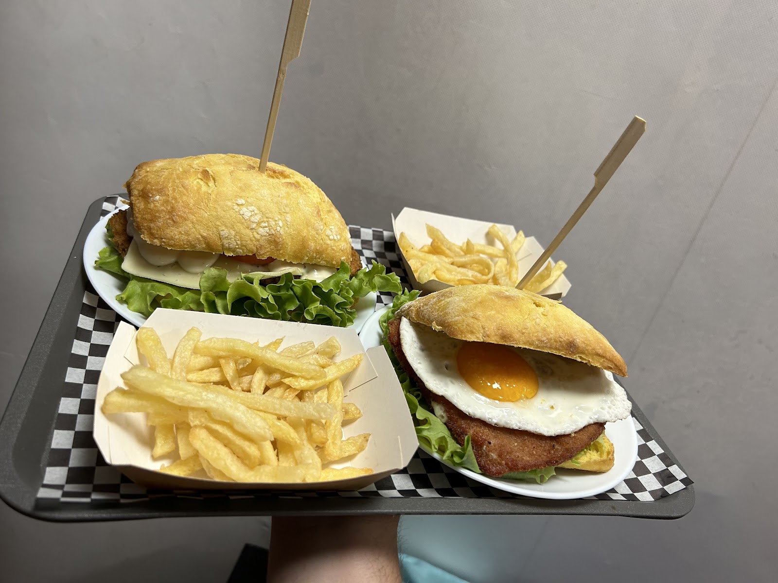 Stallion Burgers — Oficiais