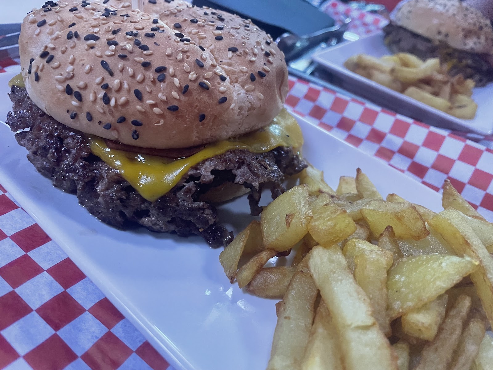 Stallion Burgers — Oficiais