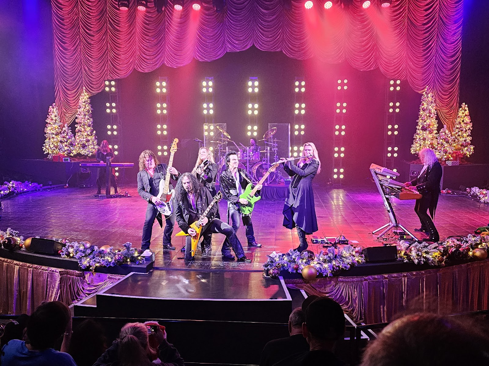 Stanleyville Theater — Oficiais