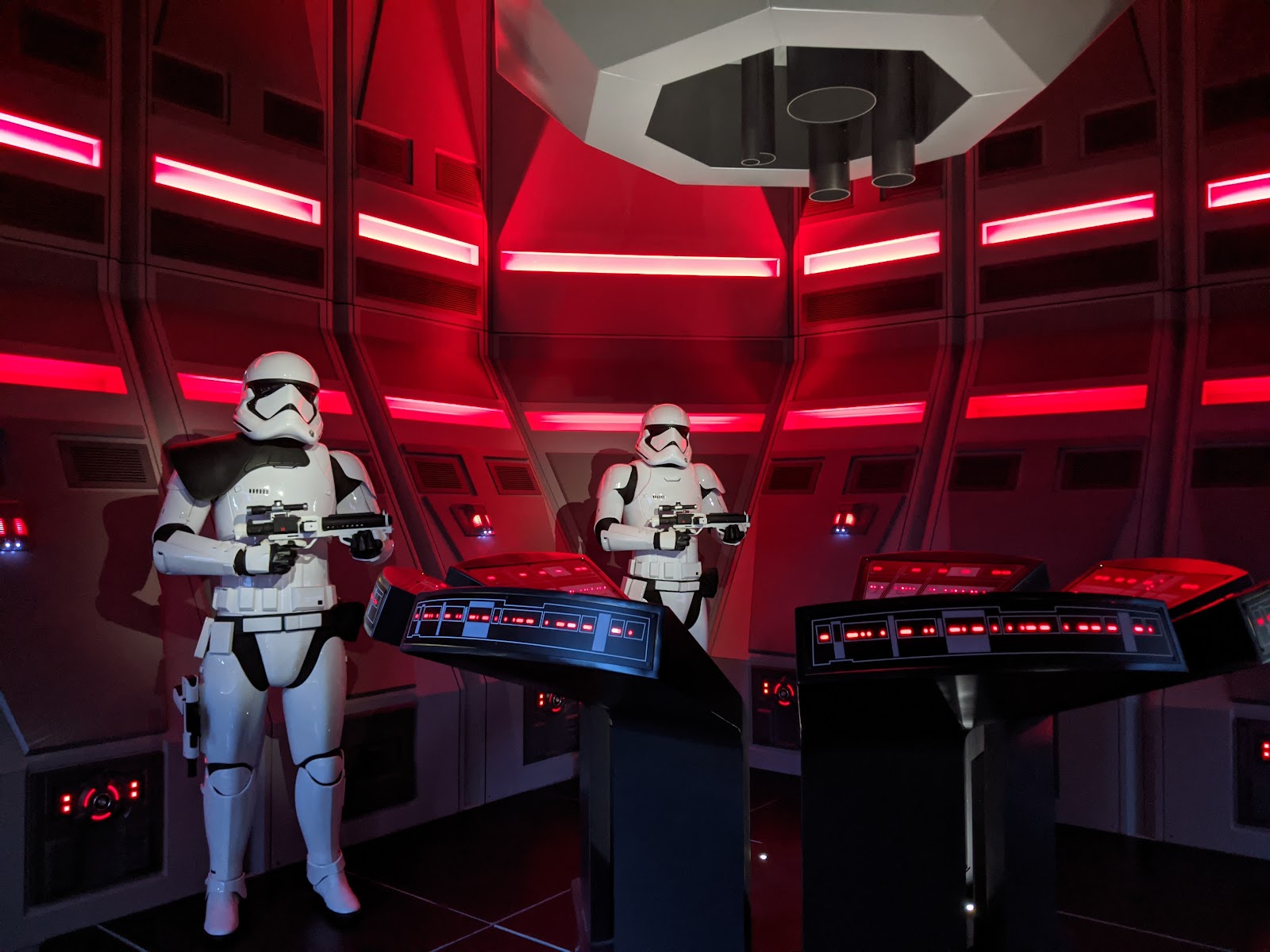 Star Wars: Rise of the Resistance — Oficiais