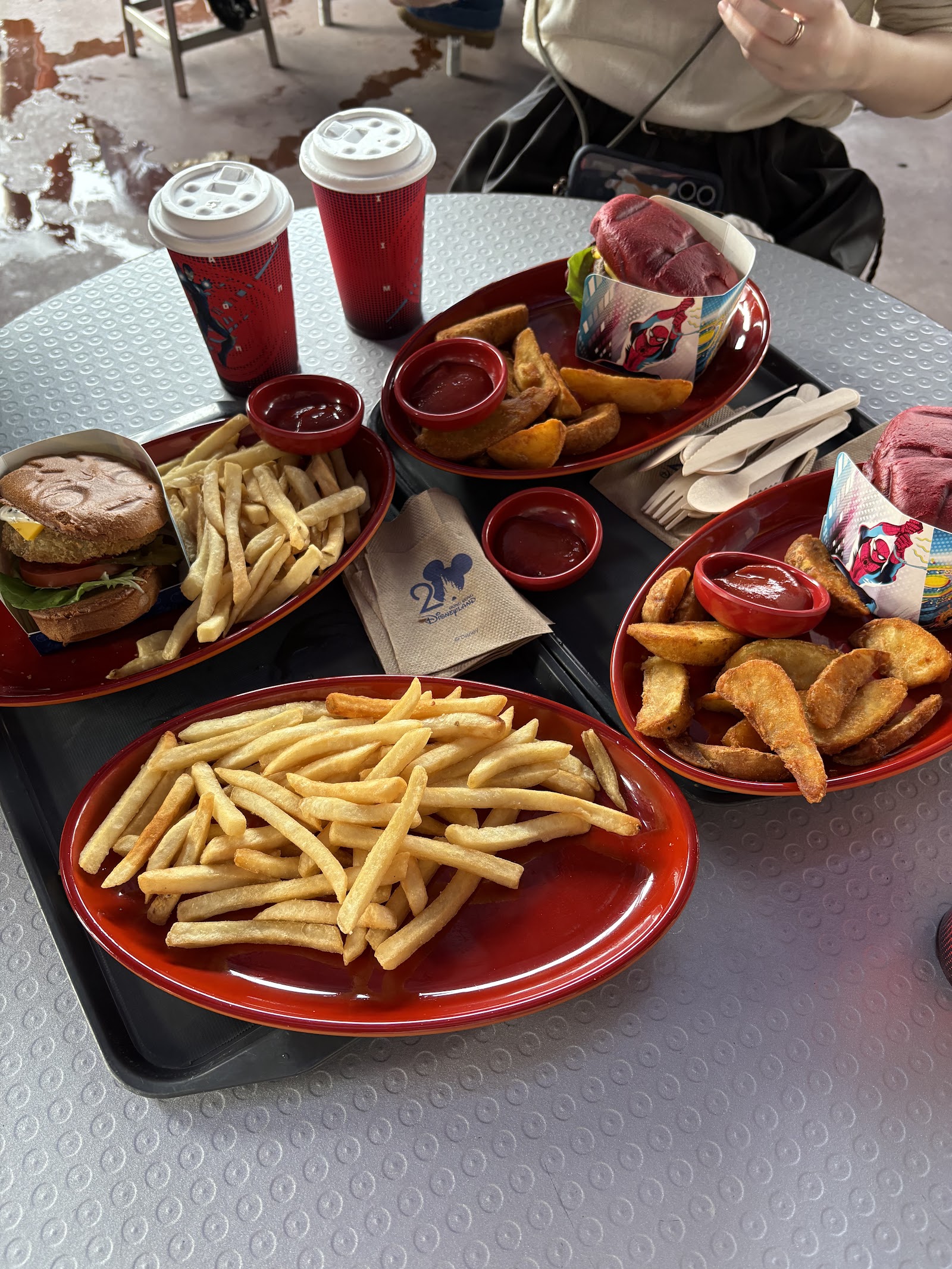 Starliner Diner — Oficiais
