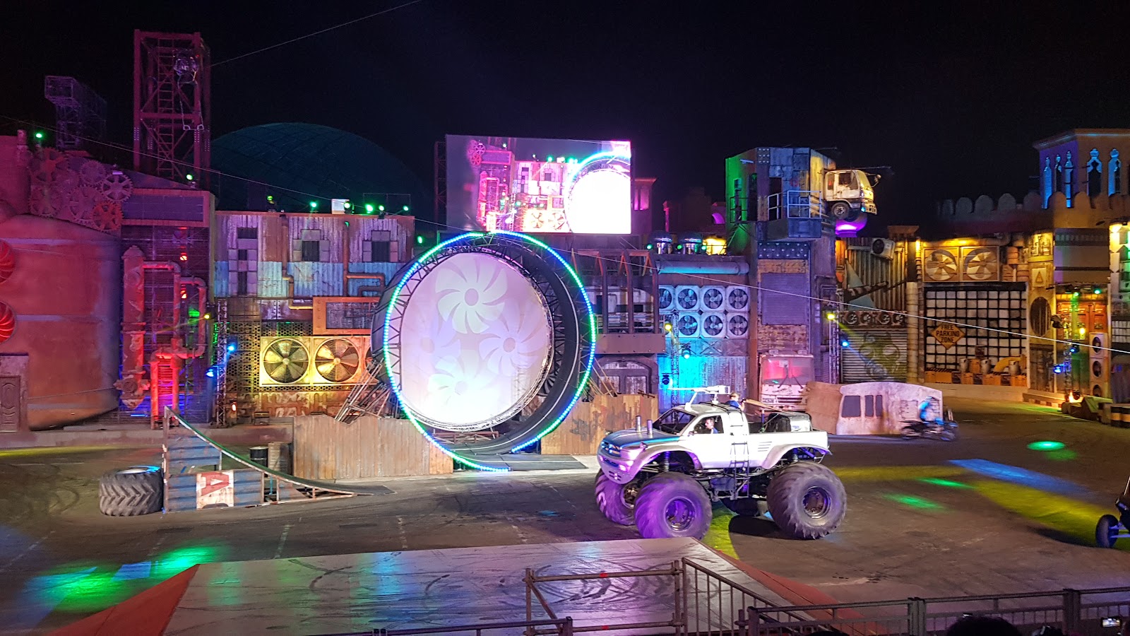Stunt Show — Oficiais