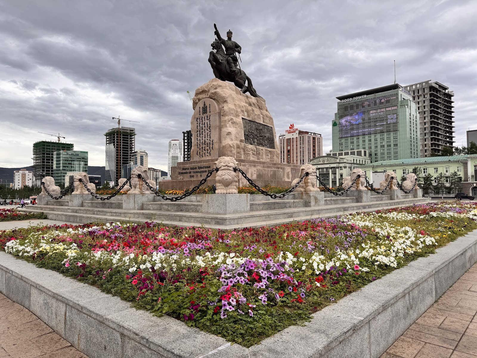 Sükhbaatar Square — Oficiais
