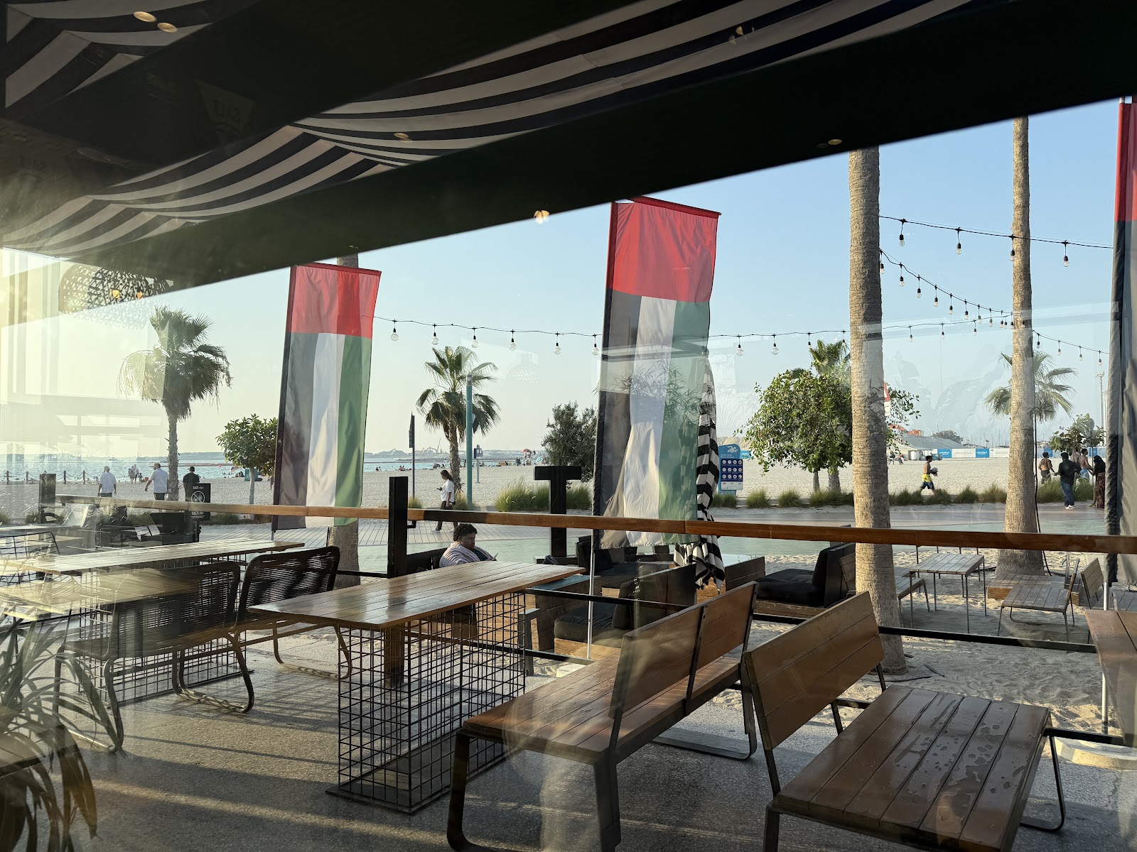 Surfer's Burgers — Oficiais