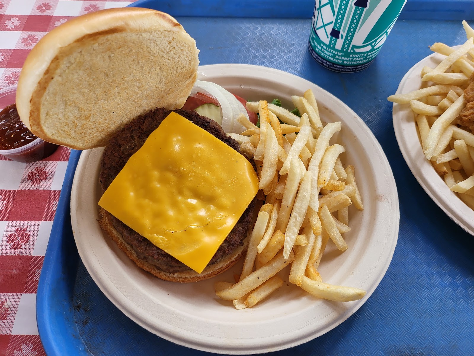 Sutter's Grill — Oficiais